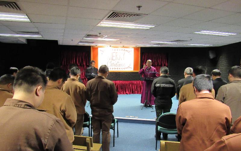 懲教署在聖誕節期間安排在囚人士參與聖誕節活動。香港聖公會大主教鄺保羅在十二月二十一日到白沙灣懲教所主持聖誕崇拜。