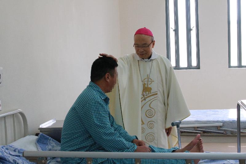 The Correctional Services Department has arranged persons in custody (PIC) to attend activities during the Christmas festive period. The Catholic Bishop of Hong Kong, the Most Reverend Michael Yeung today (December 25) also toured the Prison hospital to convey concern and support to patients.