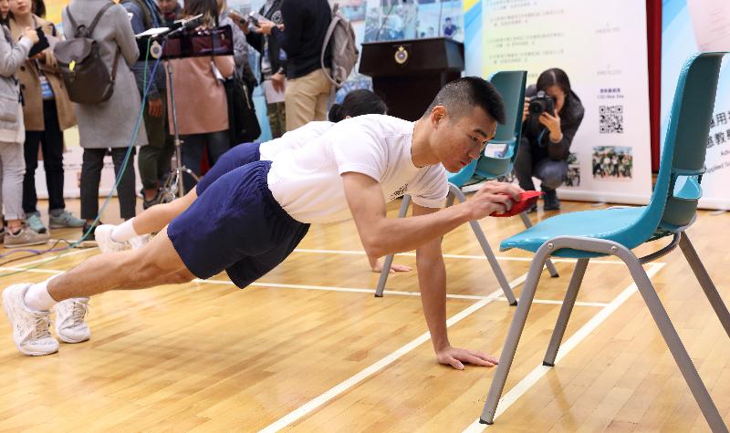 The Correctional Services Department today (January 25) launched a new recruitment exercise to recruit at least 50 Officers and around 350 Assistant Officers II. Photo shows CSD staff demonstrating the physical fitness test.