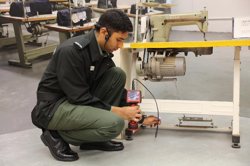 The Correctional Services Department today (January 25) launched a new recruitment exercise to recruit at least 50 Officers and around 350 Assistant Officers II. Photo shows a CSD staff member introducing security duties and demonstrating search equipment.