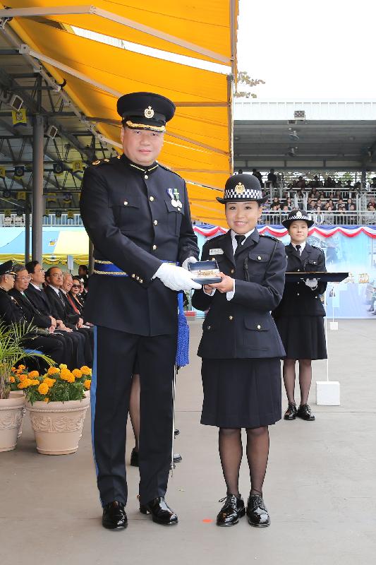 The Correctional Services Department held a passing-out parade at the Staff Training Institute in Stanley today (February 9). Photo shows the Assistant Commissioner of Correctional Services (Rehabilitation), Mr Tang Ping-ming (left), presenting a Best Recruit Award, the Golden Whistle, to Assistant Officer II Ms Lam Sau-yu.