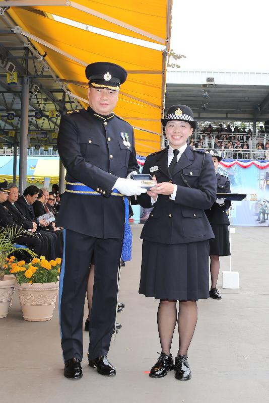 The Correctional Services Department held a passing-out parade at the Staff Training Institute in Stanley today (February 9). Photo shows the Assistant Commissioner of Correctional Services (Rehabilitation), Mr Tang Ping-ming (left), presenting a Best Recruit Award, the Golden Whistle, to Assistant Officer II Ms Lam On-yi.