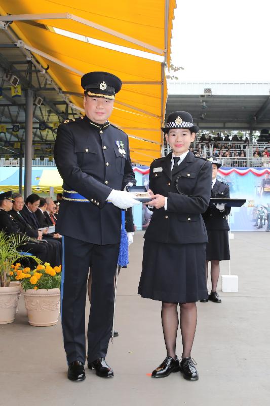 The Correctional Services Department held a passing-out parade at the Staff Training Institute in Stanley today (February 9). Photo shows the Assistant Commissioner of Correctional Services (Rehabilitation), Mr Tang Ping-ming (left), presenting a Best Recruit Award, the Golden Whistle, to Assistant Officer II Ms Chiang Chau-wan.