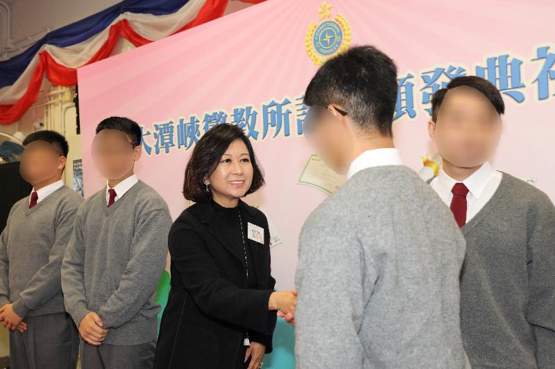 Persons in custody at Tai Tam Gap Correctional Institution of the Correctional Services Department were presented with certificates at a ceremony today (March 14) in recognition of their efforts and study achievements. Photo shows the Chairman of the Yan Oi Tong, Dr Christina Lee (third right), shaking hands with persons in custody.