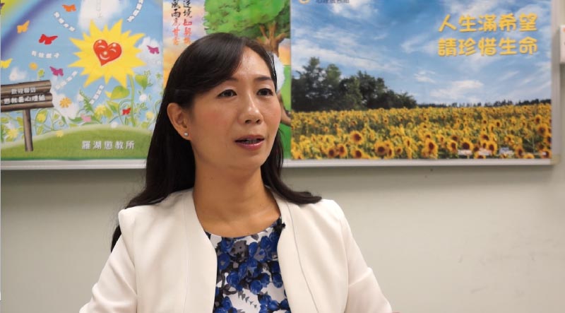 惩教署今日（四月八日）推出一条短片，讲述因洗黑钱而被判入狱的敏琪的故事。图示惩教署临床心理学家麦慧明讲述敏琪接受院所心理治疗后有明显的进步。