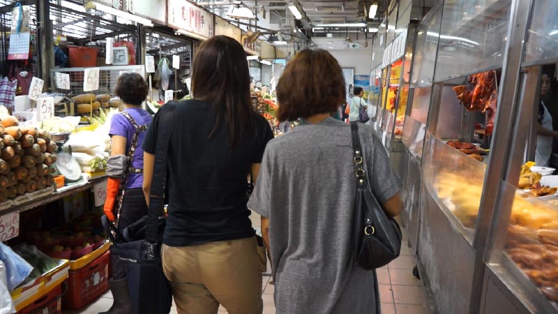 惩教署今日（四月八日）推出一条短片，讲述因洗黑钱而被判入狱的敏琪的故事。图示重获自由的敏琪和女儿一起购物，共享天伦之乐。