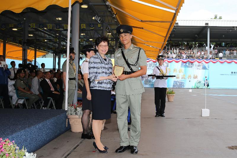 The Correctional Services Department held a passing-out parade at the Staff Training Institute in Stanley today (June 8). Photo shows the Chief Executive, Mrs Carrie Lam (left), presenting a Best Recruit Award, the Principal's Shield, to Officer Mr Lee Ka-kit.