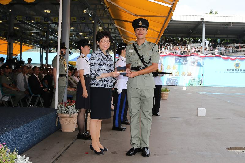 The Correctional Services Department held a passing-out parade at the Staff Training Institute in Stanley today (June 8). Photo shows the Chief Executive, Mrs Carrie Lam (left), presenting a Best Recruit Award, the Golden Whistle, to Assistant Officer II Mr Kwong Yuk-wa.