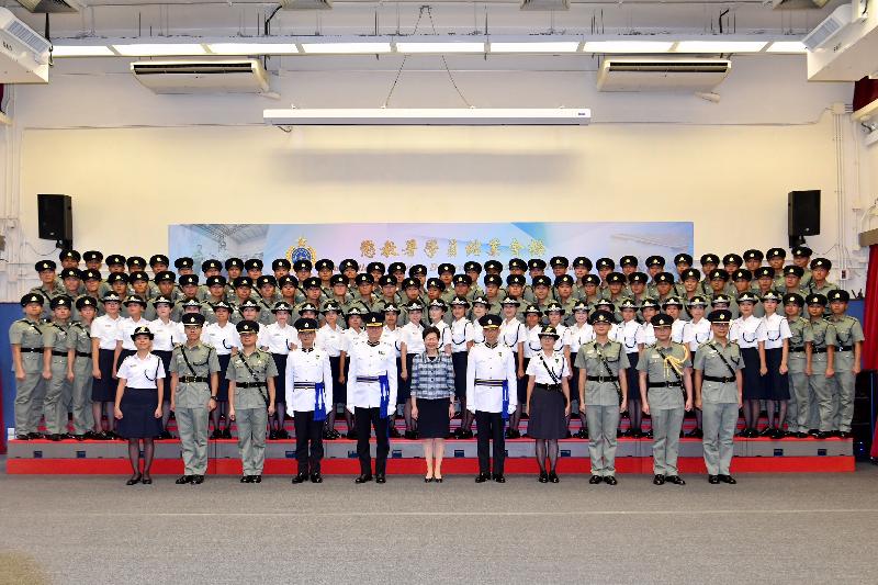 行政長官林鄭月娥（前排中）今日（六月八日）在赤柱懲教署職員訓練院出席學員結業典禮，並與結業學員合照。旁為懲教署署長林國良（前排左五）和懲教署副署長胡英明（前排右五）。
