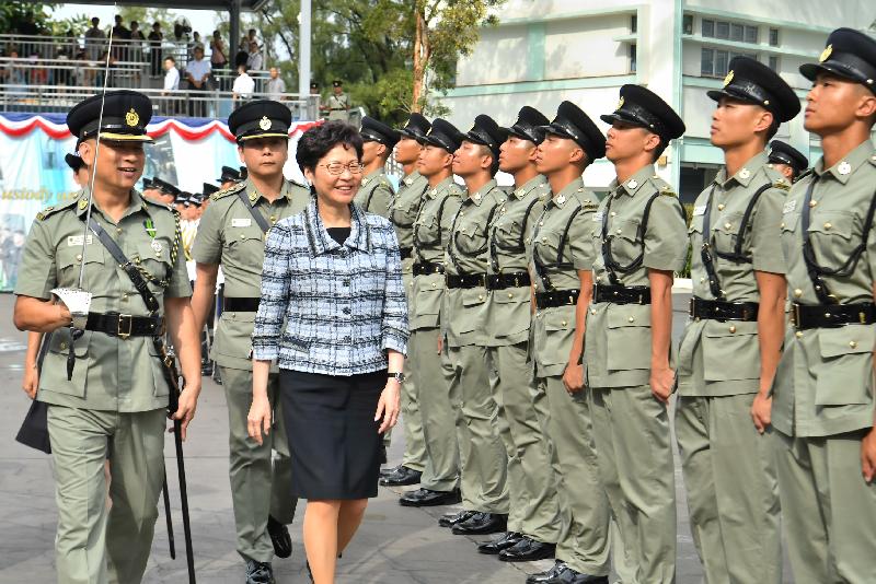 行政長官林鄭月娥今日（六月八日）在赤柱懲教署職員訓練院舉行的學員結業典禮上檢閱結業學員。