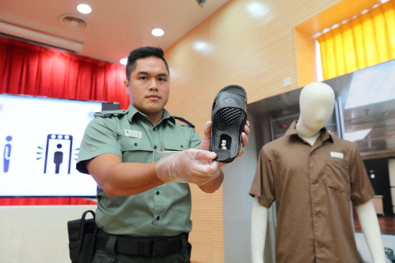 The Correctional Services Department held a press briefing on its anti-gambling operations for World Cup 2018 at Lai King Correctional Institution today (June 11). Photo shows a correctional officer demonstrating the routine search conducted to prevent persons in custody from concealing contraband.