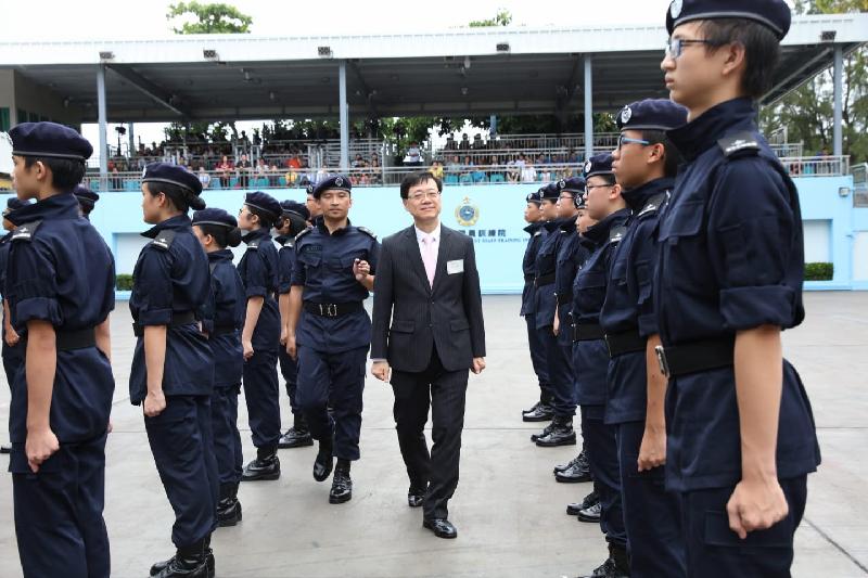 The CSD held the Rehabilitation Division 20th Anniversary Open Day and Rehabilitation Pioneer Leaders Inauguration Ceremony today (July 7). Photo shows the Secretary for Security, Mr John Lee (centre), reviewing members of the Rehabilitation Pioneer Leaders.