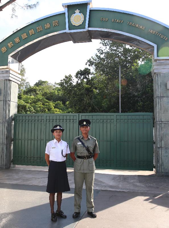 惩教署今日（八月二日）在赤柱惩教署职员训练院举行学员结业会操。图示于会操后接受传媒访问的二级惩教助理廖彩丞（左）和陈希沂（右）。