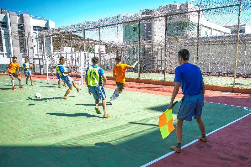 The Correctional Services Department today (August 15) released a video entitled "Learn from a Referee to Judge Right or Wrong". Picture shows a young person in custody (right) acting as a referee for a friendly soccer match.