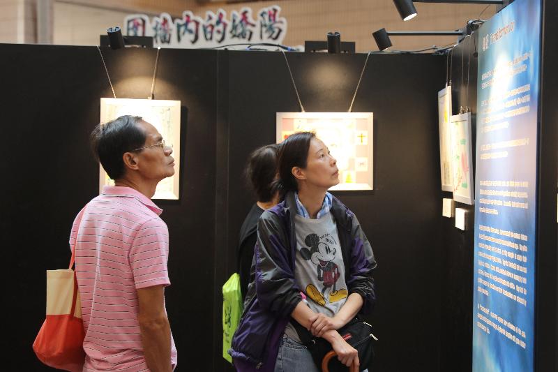 懲教署今日（九月十一日）舉行《圍牆內的嬌陽——女性在囚人士的心理治療畫展》開幕典禮。圖示市民參觀展覽。