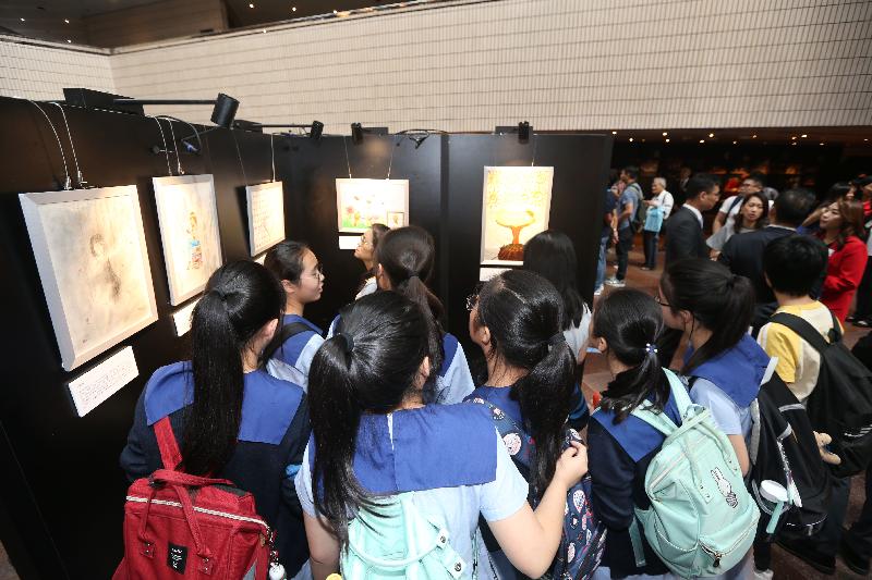 The Correctional Services Department today (September 11) held an opening ceremony for “Women Who Shine through the Wall - an Exhibition of Therapeutic Drawings of Female Persons in Custody”. Photo shows a group of students touring the exhibition.