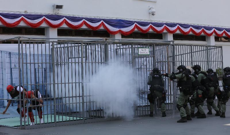 The Correctional Services Department today (September 29) held the Staff Training Institute 60th Anniversary Open Day. Photo shows the tactical demonstration by the Regional Response Team.