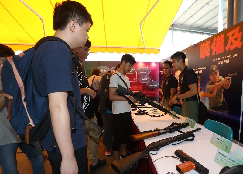 The Correctional Services Department today (September 29) held the Staff Training Institute 60th Anniversary Open Day. Photo shows visitors touring the display of weapons and equipment.
