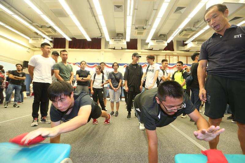 The Correctional Services Department today (September 29) held the Staff Training Institute 60th Anniversary Open Day. Photo shows visitors taking part in a physical fitness test, which is a part of the entry requirements for Correctional Services staff.