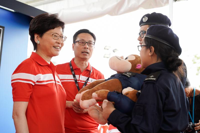 The Chief Executive, Mrs Carrie Lam, attended the opening ceremony for the 66th Autumn Fair of the Correctional Services Department today (November 3). Photo shows Mrs Lam (first left) receiving a souvenir from Rehabilitation Pioneer Leaders at the event.