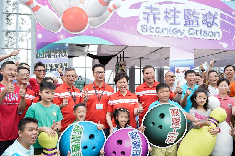 The Chief Executive, Mrs Carrie Lam, attended the opening ceremony for the 66th Autumn Fair of the Correctional Services Department today (November 3) and visited some booths. Photo shows Mrs Lam (back row, sixth left) and the Commissioner of Correctional Services, Mr Lam Kwok-leung (back row, fifth left), with correctional staff who designed the booth.