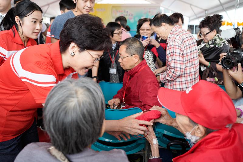 The Chief Executive, Mrs Carrie Lam, attended the opening ceremony for the 66th Autumn Fair of the Correctional Services Department today (November 3). Photo shows Mrs Lam (second left) giving gift packs to elderly participants after the ceremony.