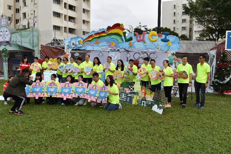 由懲教署體育會主辦的懲教署第六十六屆秋季賣物會今日（十一月三日）在赤柱監獄側足球場舉行。賣物會「最佳攤位」獎由羅湖懲教所奪得。