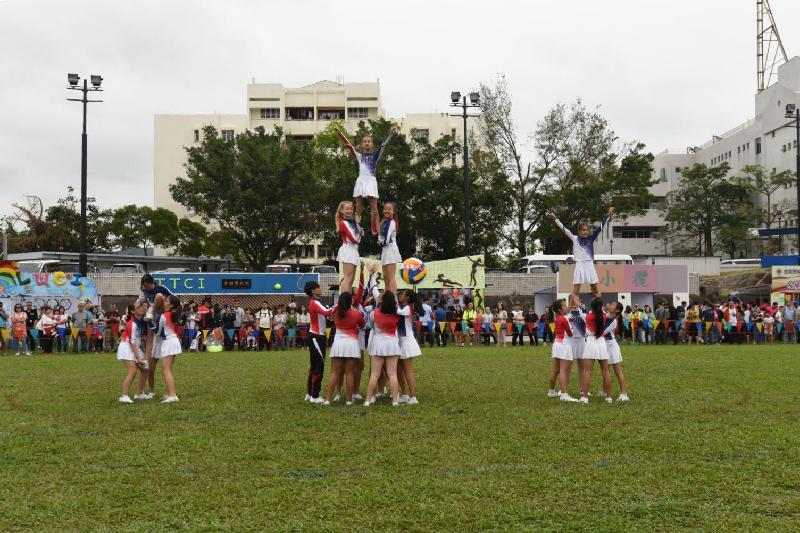 The Correctional Services Department Sports Association held its 66th Autumn Fair at the football field adjacent to Stanley Prison today (November 3). Photo shows the cheerleading performance by a school cheering team.