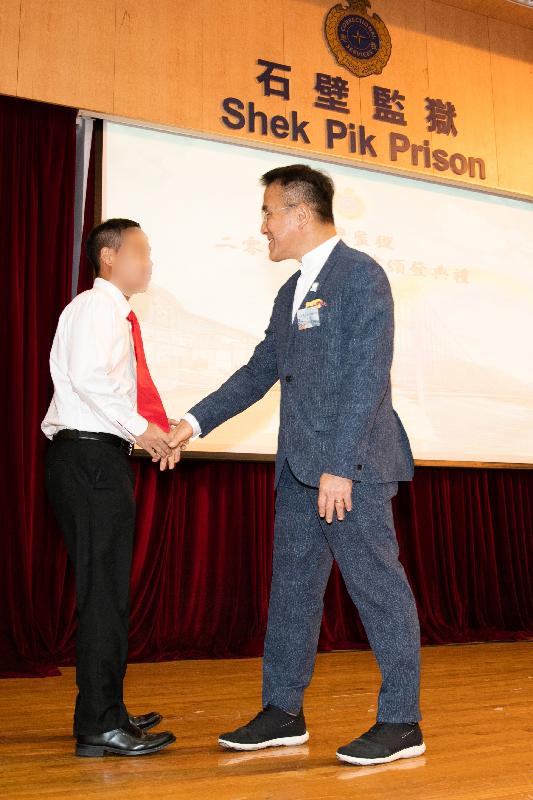 石壁监狱今日（十一月七日）举行证书颁发典礼。图示香港友爱会荣誉会长、立法会议员田北辰祝贺在囚人士。
