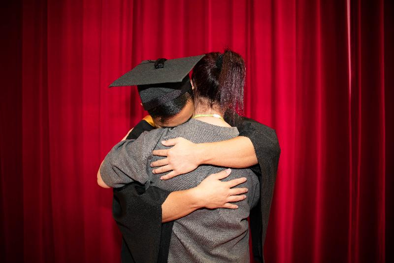 Shek Pik Prison today (November 7) held a certificate presentation ceremony. Photo shows a person in custody hugging his mother at the ceremony and conveying his gratitude for her support.