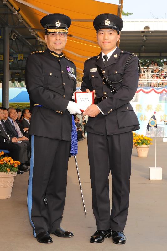 The Commissioner of Correctional Services, Mr Lam Kwok-leung (left), presents a Best Recruit Award, the Principal's Shield, to Officer Mr Leung Kam-fai at the Passing-out cum Commissioner's Farewell Parade of the Correctional Services Department at its Staff Training Institute in Stanley today (November 23).