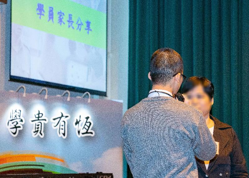 Pik Uk Correctional Institution today (November 28) held a certificate presentation ceremony. Photo shows a young person in custody's mother (right) encouraging her son to continue to pursue his studies at the institution.