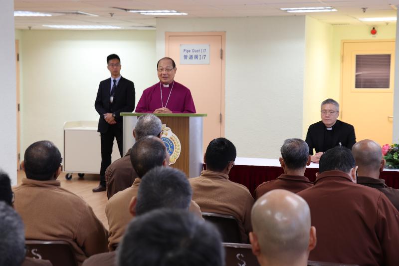 The Correctional Services Department has arranged persons in custody to attend activities during the Christmas festive period. The Archbishop of Hong Kong, the Most Reverend Dr Paul Kwong, visited Stanley Prison and presided at a Christmas service on December 18.