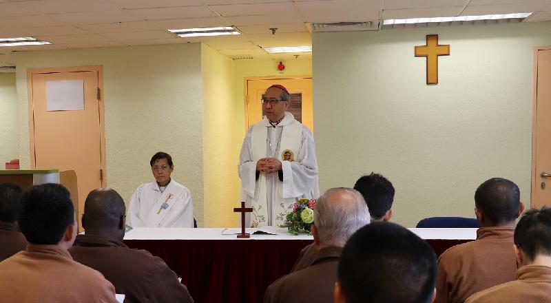 The Correctional Services Department has arranged persons in custody (PICs) to attend activities during the Christmas festive period. The Catholic Auxiliary Bishop of Hong Kong, the Reverend Joseph Ha, visited Stanley Prison and presided at a Christmas Mass today (December 25) to share his faith and blessings with the participating PICs.