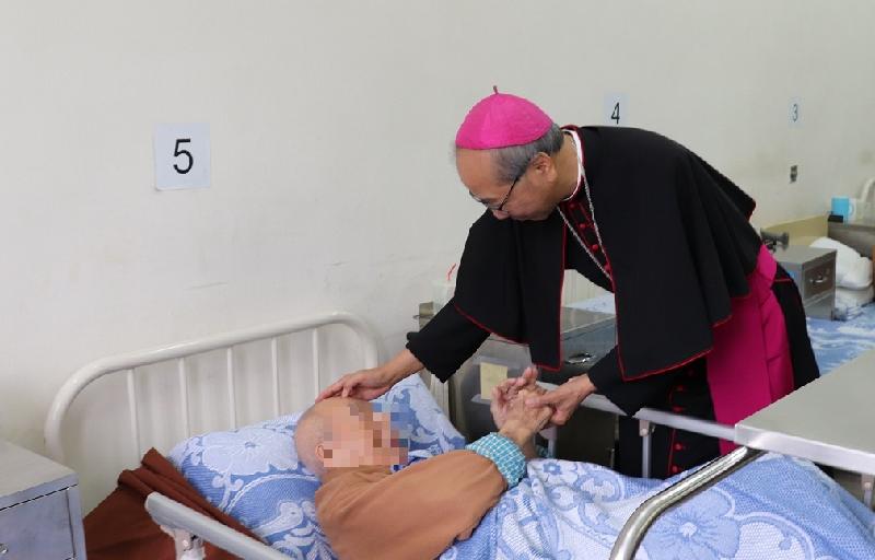 The Correctional Services Department has arranged persons in custody to attend activities during the Christmas festive period. The Catholic Auxiliary Bishop of Hong Kong, the Reverend Joseph Ha today (December 25) also toured the Prison hospital to convey concern and support to patients.