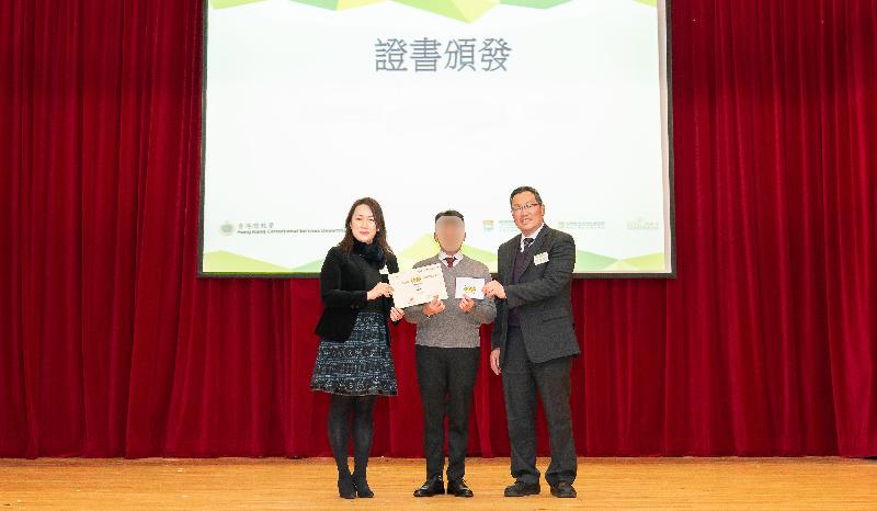 The Correctional Services Department held the first "Quit to Win" Contest award presentation ceremony at Stanley Prison today (January 23). Photo shows the Executive Director of the Hong Kong Council on Smoking and Health, Ms Vienna Lai (first left), and Associate Professor of the School of Nursing at the University of Hong Kong Dr William Li (first right) presenting a certificate to a person in custody in recognition of his success in quitting smoking.