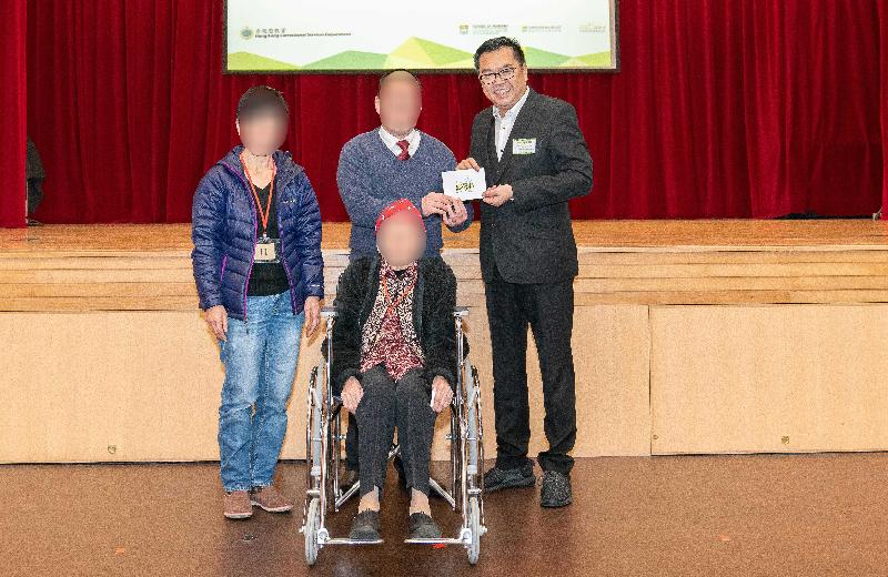 The Correctional Services Department held the first "Quit to Win" Contest award presentation ceremony at Stanley Prison today (January 23). Photo shows the Chairman of the Phoenix Charitable Foundation, Dr Alan Lee (first right), presenting a prize to a person in custody and his family members in recognition of his success in quitting smoking.