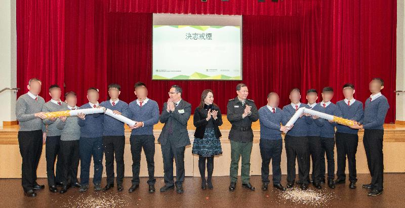 The Correctional Services Department held the first "Quit to Win" Contest award presentation ceremony at Stanley Prison today (January 23). Photo shows persons in custody breaking cigarette models and re-reading a statement to show their commitment to kicking the smoking habit continuously.