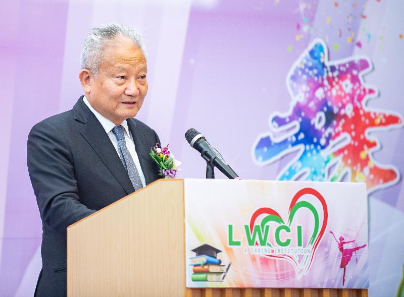 Persons in custody at Lo Wu Correctional Institution were presented with certificates at a ceremony today (March 6) in recognition of their academic achievements. Photo shows the officiating guest, the President of the Chinese Manufacturers' Association of Hong Kong, Dr Dennis Ng, speaking at the ceremony.