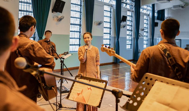 懲教署今日（三月二十四日）推出名為「舞台Reborn」的短片，講述著名歌手關心妍與壁屋懲教所青少年在囚人士組成的樂隊一起演奏和合唱，透過音樂幫助他們更生。