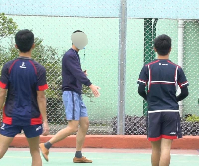 The Correctional Services Department today (March 31) released a video entitled "Try", in which young persons in custody who have completed the Touch Rugby Referee Training elementary course discuss their experience. Photo shows a young person in custody acting as a referee in a friendly match with the Hong Kong Representative Touch Team.