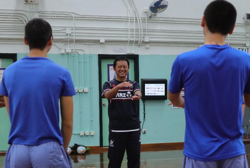 The Correctional Services Department today (March 31) released a video entitled "Try", in which young persons in custody who have completed the Touch Rugby Referee Training elementary course discuss their experience. Photo shows the Head Coach of the Hong Kong Representative Touch Team, Mr Yong Chi-fung, teaching young persons in custody a referee's commands and signals.