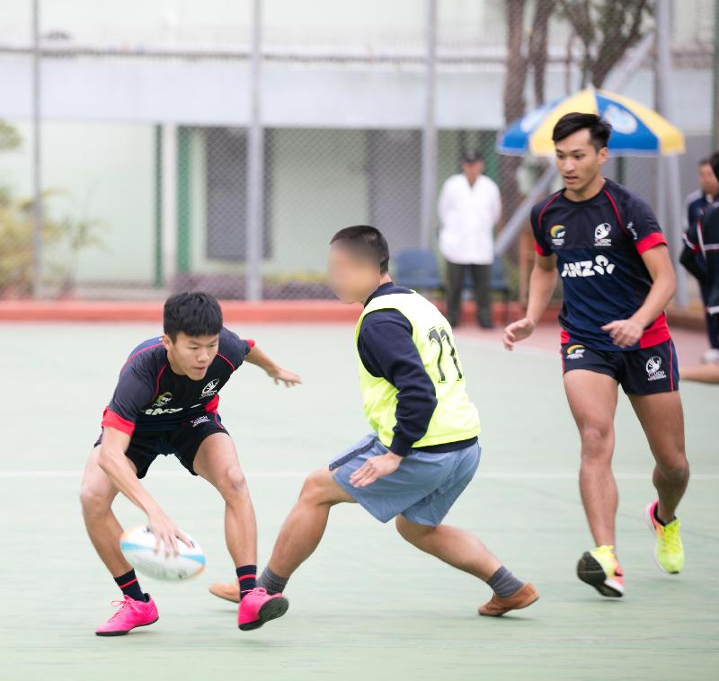 The Correctional Services Department today (March 31) released a video entitled "Try", in which young persons in custody who have completed the Touch Rugby Referee Training elementary course discuss their experience. Photo shows a young person in custody and members of the Hong Kong Representative Touch Team in a friendly match.