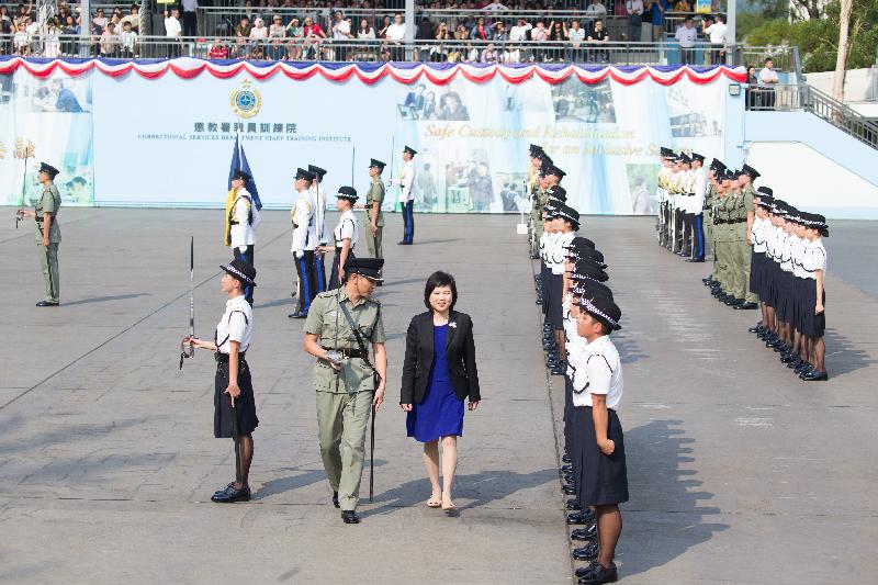 惩教署今日（五月十日）在赤柱职员训练院举行学员结业会操。图示保安局常任秘书长黎陈芷娟（中）检阅结业学员。