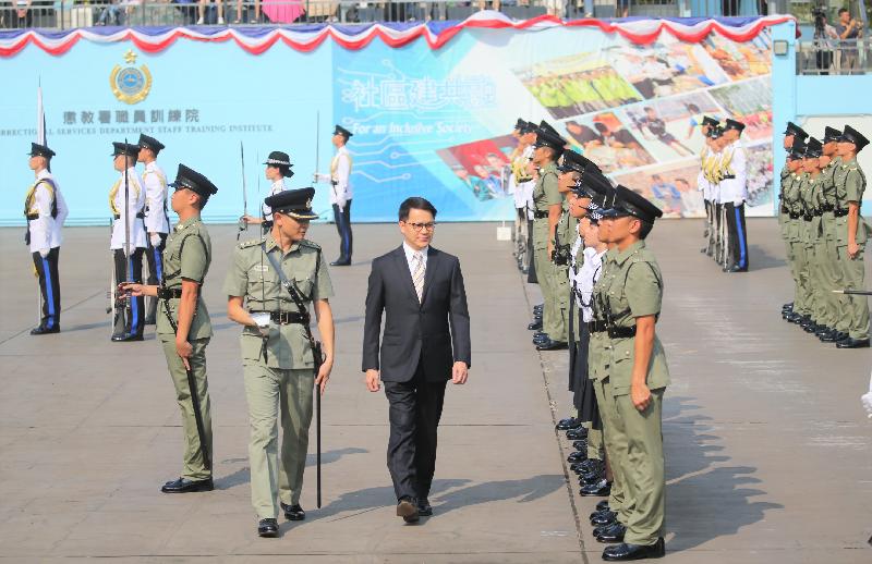 惩教署今日（八月九日）在赤柱职员训练院举行学员结业会操。图示立法会保安事务委员会主席陈克勤（中）检阅结业学员。