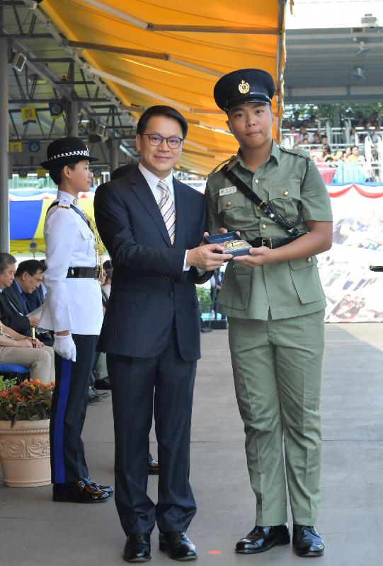 The Correctional Services Department held a passing-out parade at the Staff Training Institute in Stanley today (August 9). Photo shows the Chairman of the Legislative Council Panel on Security, Mr Chan Hak-kan (left), presenting a Best Recruit Award, the Golden Whistle, to Assistant Officer II Mr Chan Holry.