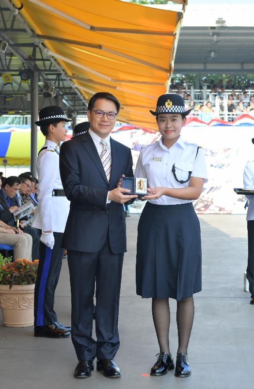 懲教署今日（八月九日）在赤柱職員訓練院舉行學員結業會操。圖示立法會保安事務委員會主席陳克勤（左）頒發最優秀學員「金笛獎」予二級懲教助理嚴倩儀。