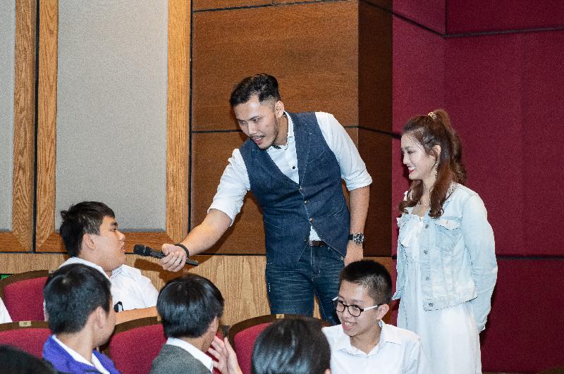 The Correctional Services Department and the Chinese Manufacturers' Association of Hong Kong held a kick-off show of a musical drama campaign called "Own Your Life" today (October 9). Photo shows the host inviting a student to play a role in the story, and express his point of view toward the dilemma faced by the main character.