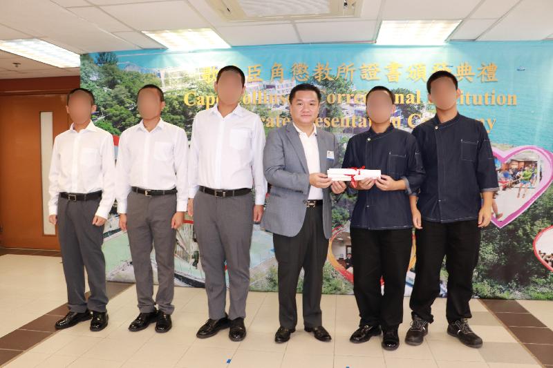 Twenty-one young persons in custody at Cape Collinson Correctional Institution were presented with certificates at a ceremony in recognition of their study efforts and achievements today (October 23). Photo shows the Chairperson of the Board of Directors of Yan Oi Tong, Mr Lin Cheuk-fung, presenting certificates to young persons in custody.