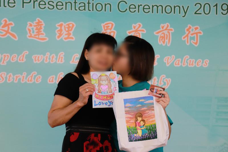 Female young persons in custody at Lai King Correctional Institution of the Correctional Services Department were presented with certificates at a ceremony today (October 25) in recognition of their efforts and achievements in studies and vocational examinations. Photo shows a young person in custody giving a hand-decorated tote bag and a card to her parent to express her gratitude.